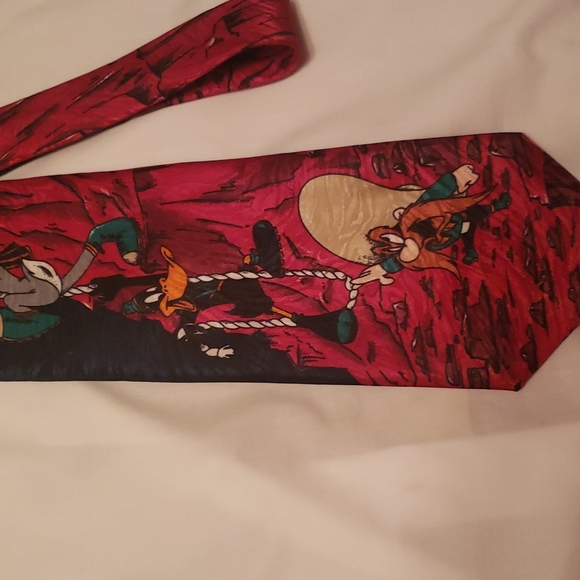 Bugs bunny and friends novelty tie - Picture 2 of 4